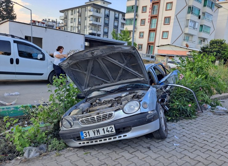 Hatay'da ambulansla iki otomobilin karıştığı kazada 3 kişi yaralandı