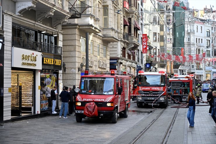 Taksim'de giyim mağazasının çatı katında çıkan yangın söndürüldü