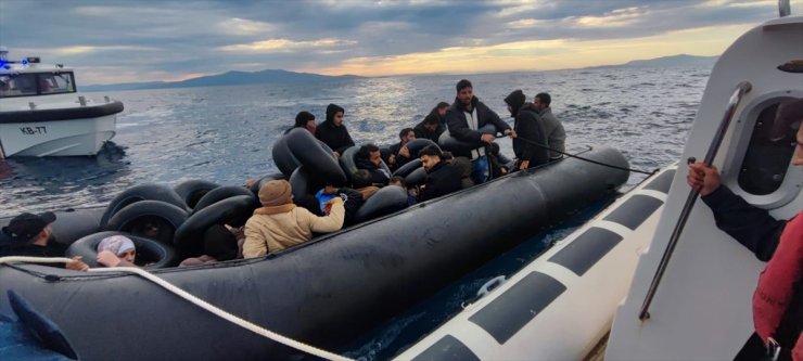 İzmir açıklarında 160 düzensiz göçmen yakalandı