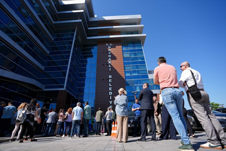 İzmir'de belediye çalışanları maaşlarını tam almadıkları gerekçesiyle eylem yaptı