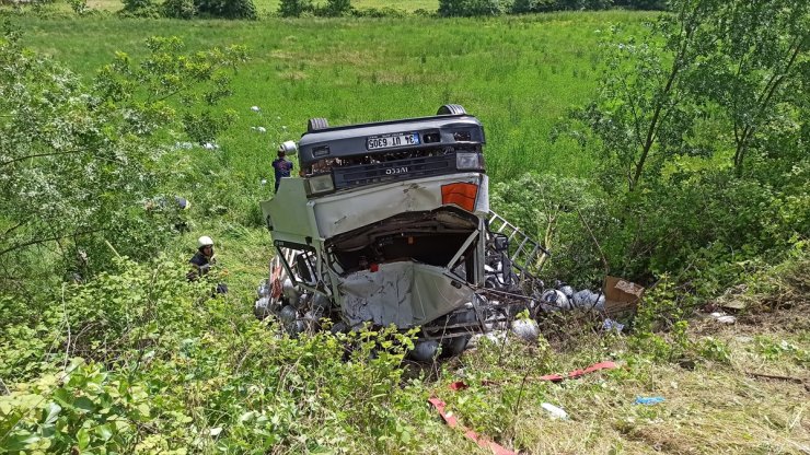 GÜNCELLEME - Kocaeli'de hafif ticari araçla çarpışan kamyonetin sürücüsü öldü, 4 kişi yaralandı