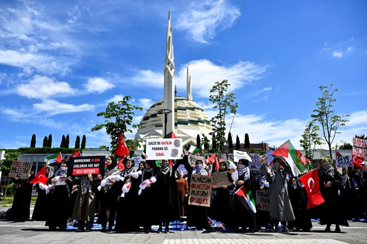 Marmara Üniversitesi İlahiyat Fakültesi öğrencileri Filistin'e destek için oturma eylemi yaptı