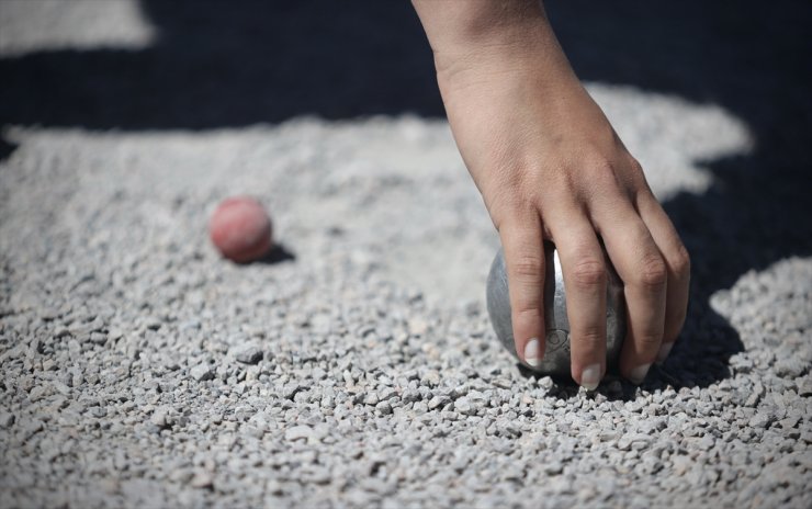 Okul bahçesinde bocce çalışan öğrenciler, Türkiye Şampiyonası'ndan madalyalarla döndü