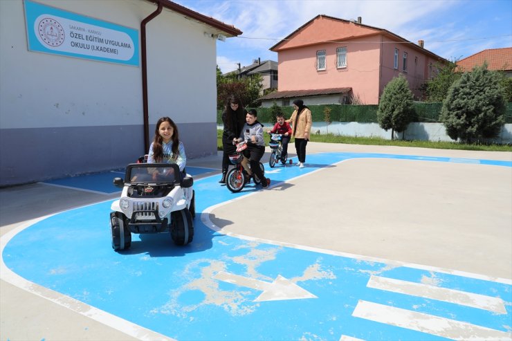 Sakarya'da özel öğrenciler, okul bahçesinde oluşturulan trafik parkta kuralları öğreniyor