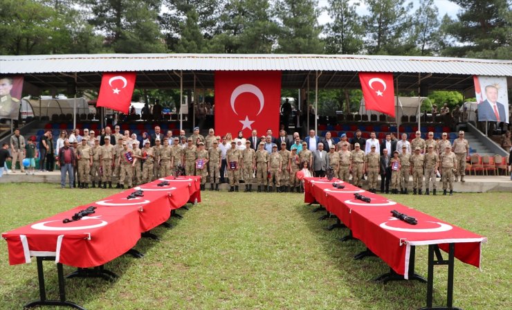 Siirt'te bir günlüğüne asker olan engelli gençler tezkere aldı