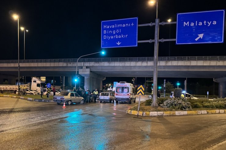 Elazığ'da zincirleme trafik kazasında 3 kişi yaralandı