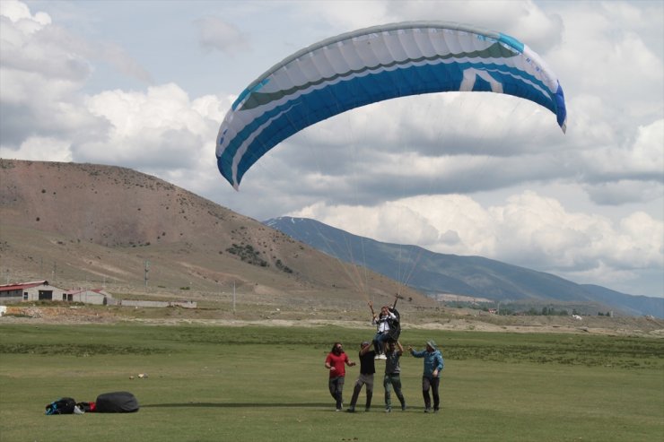 Erzincan'da engelliler rafting ve yamaç paraşütü heyecanı yaşadı