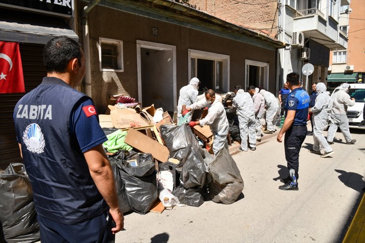 Eskişehir'de bir evden 5 ton çöp çıkarıldı