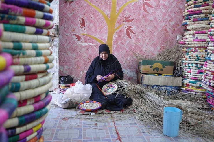 Irak'taki bir köyde kadınların neredeyse tamamı hasırcılık yapıyor