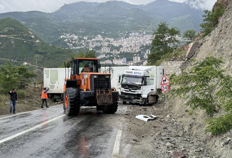 Kayan tırın kapattığı Artvin-Ardahan kara yolu ulaşıma açıldı