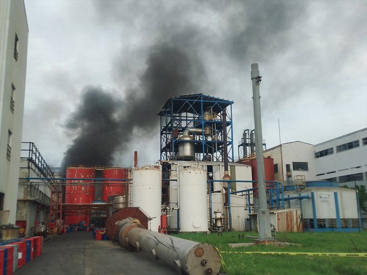 Kırklareli'nde atık yağ fabrikasında çıkan yangına müdahale ediliyor