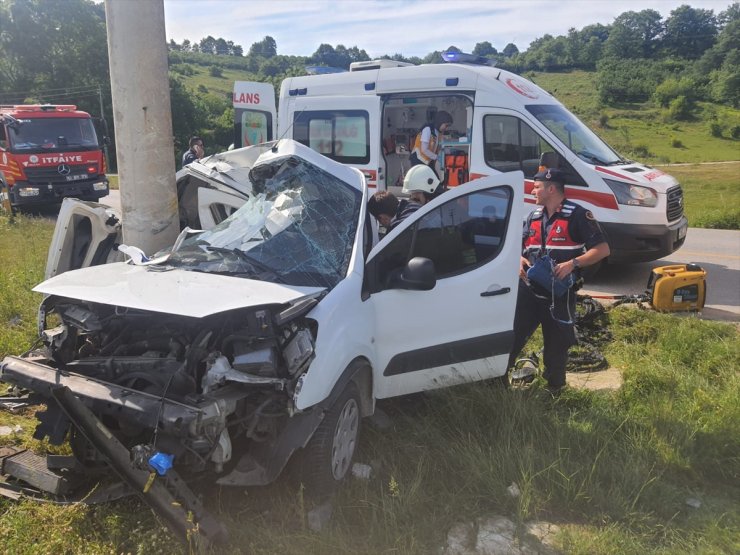 Kocaeli'de elektrik direğine çarpan panelvandaki 1 kişi öldü, sürücü ağır yaralandı