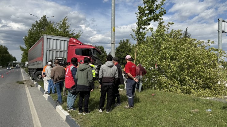 Kütahya'da refüjdeki ağaca çarparak deviren tırın sürücüsü yaralandı