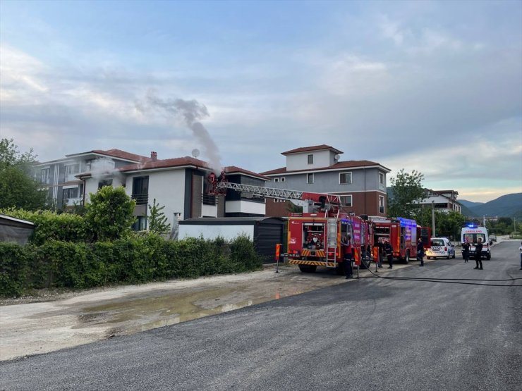 Sakarya'da yangın çıkan 2 evde hasar oluştu