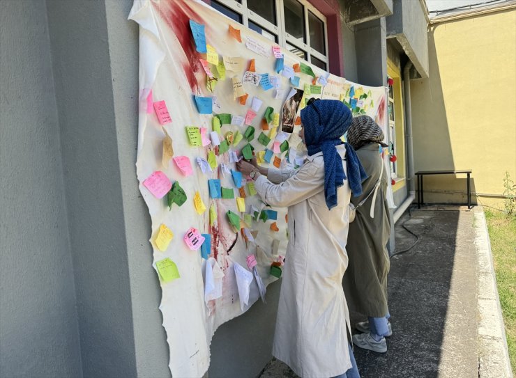 Tekirdağ'da üniversiteliler düşüncelerini Gazze için oluşturulan köşeye yazıyor