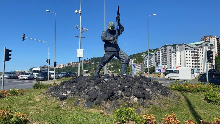 Zonguldak'ta 2 yıl önce boyanan madenci heykelinin eski haline döndürülmesi için boyası kazındı