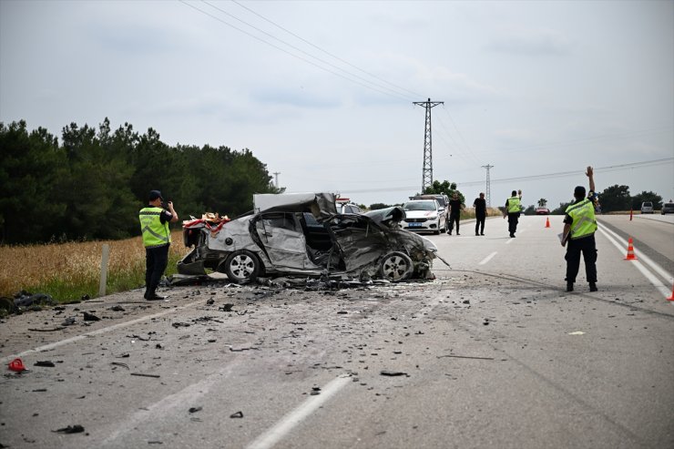 Adana'da otomobille hafif ticari aracın çarpışması sonucu 4 kişi yaralandı