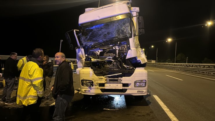Bolu'da, trafik kazasında hurdaya dönen tırın sürücüsü kazadan yara almadan kurtuldu