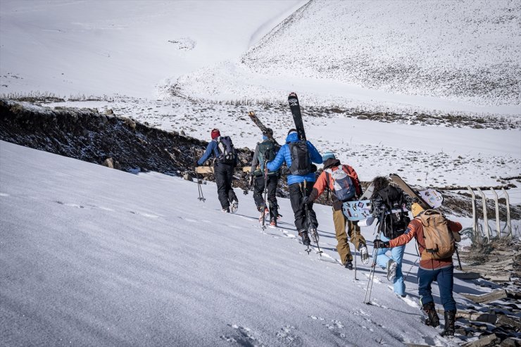 Güney sahillerinde deniz sezonu açılırken Erzurum'da "dağ kayağı" heyecanı yaşanıyor