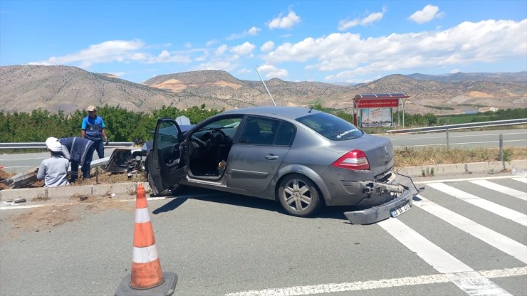 Malatya'da refüje çarpan otomobildeki 5 kişi yaralandı