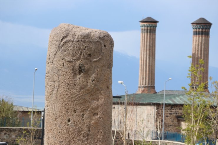 Ön Türklerden kalma 6 tonluk dikili taş Erzurum Müzesi'nde sergileniyor