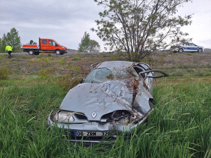 Sivas'ta devrilen otomobildeki 4 kişi yaralandı