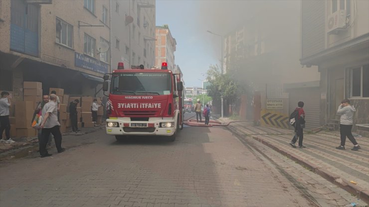 Sultangazi'de bir depoda çıkan yangına itfaiye ekipleri müdahale ediyor