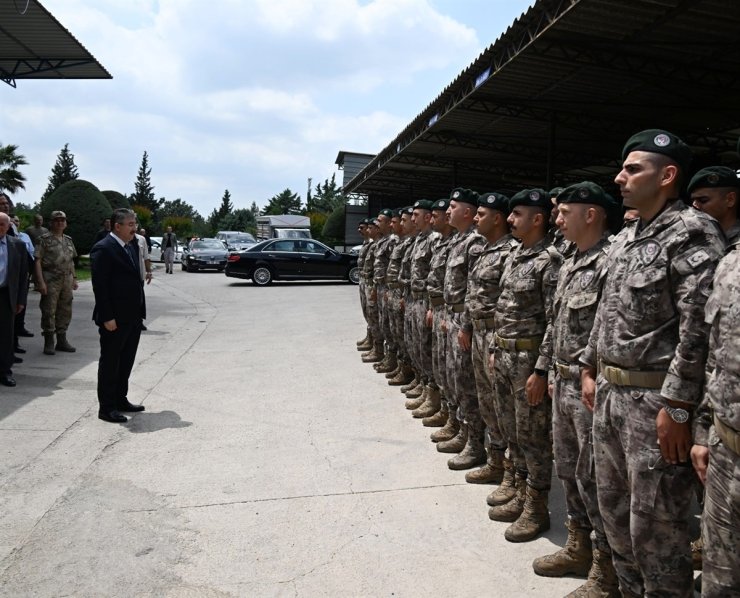 Suriye'de görev yapacak özel harekat polisleri Osmaniye'den törenle uğurlandı