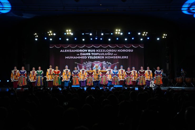 Aleksandrov Rus Kızılordu Korosu ve Dans Topluluğu ile Muhammed Yıldırır konser verdi