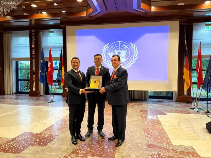 Almanya'da Uluslararası Diplomatlar Birliği'nden AK Parti İstanbul Milletvekili Bayram'a "Barış Elçisi" ödülü