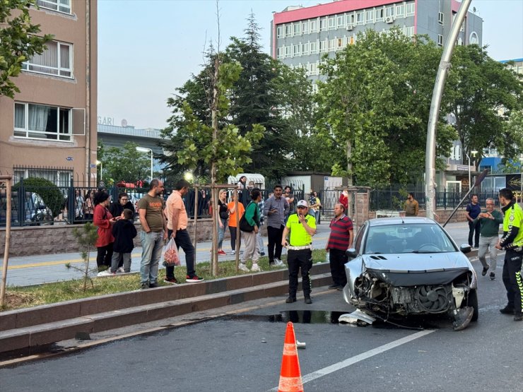 Başkentte direksiyon hakimiyetini kaybeden sürücü, bir otomobile çarpıp takla attı