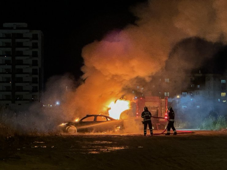 Diyarbakır'da park halindeki otomobil yandı