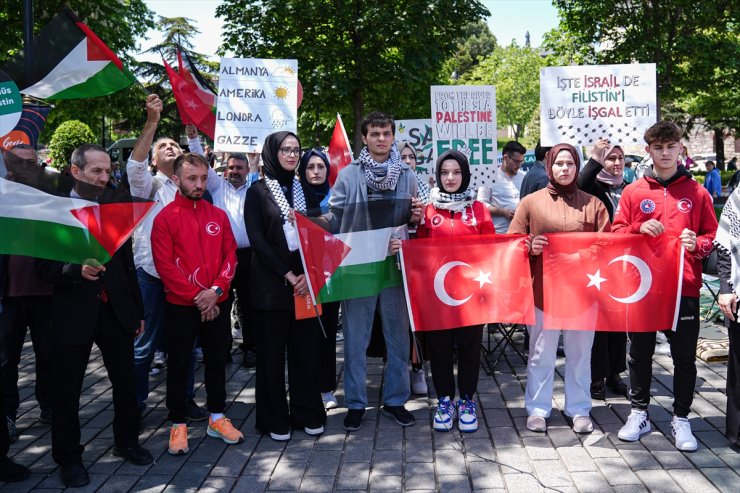 Genç KADEM, Filistin için Sultanahmet Meydanı'nda oturma eylemi düzenledi