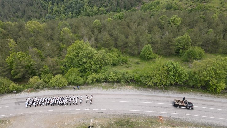 Gençler, Atatürk'ün yolunda "Gençlik Marşı"nı seslendirdi