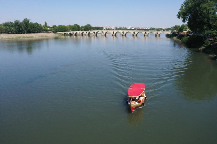 Meriç Nehri'nde kancabaş kayıklarla turlar için iskelenin bitmesi bekleniyor