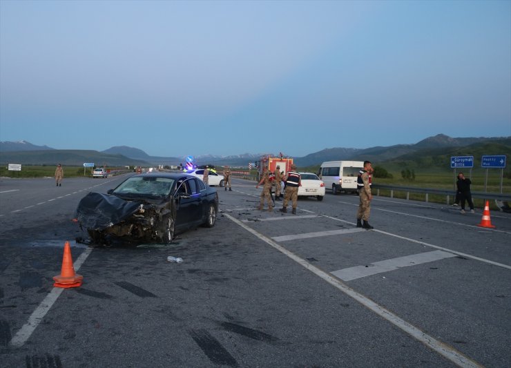 Muş'ta 2 otomobilin çarpışması sonucu 3 kişi öldü, 5 kişi yaralandı