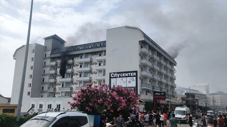 Alanya'da otel lojmanında çıkan yangında 9 kişi dumandan etkilendi