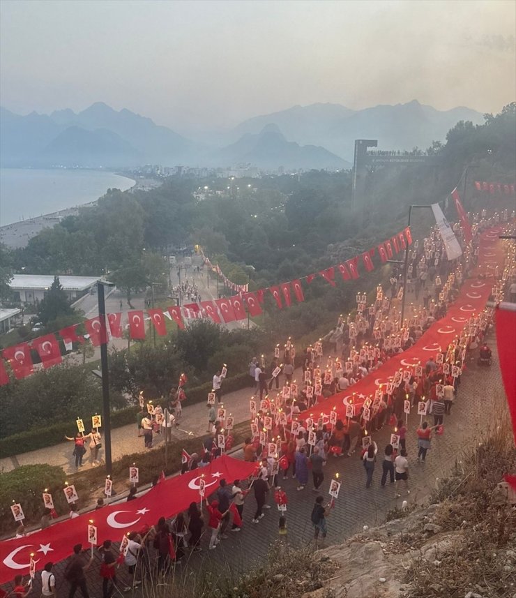 Antalya'da fener alayı ve konser düzenlendi