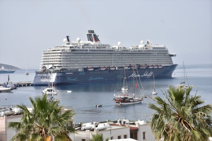 Bodrum'a "Mein Schiff 6" kruvaziyeri 2 bin 571 yolcu getirdi