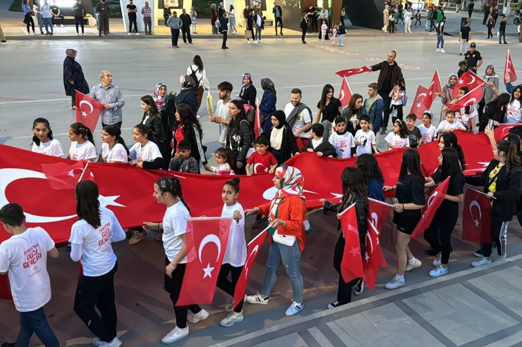 Elazığ'da fener alayı ve gençlik yürüyüşü düzenlendi