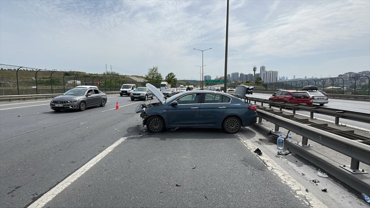 Eyüpsultan'daki zincirleme trafik kazasında 2 araç kullanılamaz hale geldi