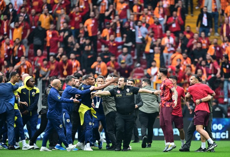 Galatasaray-Fenerbahçe derbisi öncesi futbolcular arasında gerginlik çıktı