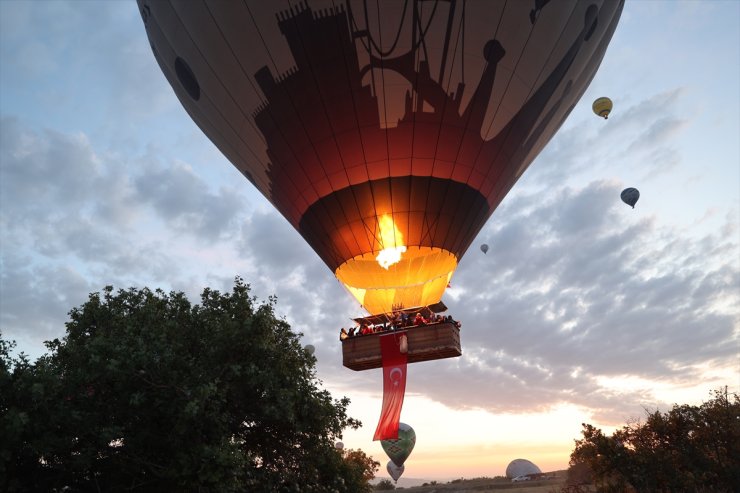 Kapadokya'da balonlar Türk bayraklarıyla uçtu