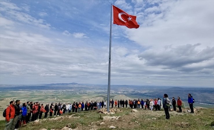 Kırşehirli dağcılar ve gençler, 1610 rakımlı Bayraktepe'nin zirvesine tırmandı