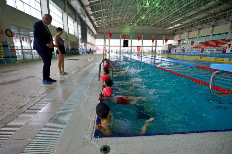 Osmaniye'de köy çocukları olimpik havuzda yüzme öğreniyor