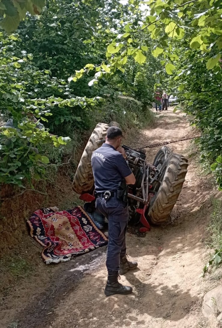 Sakarya'da devrilen traktörün altında kalan sürücü öldü