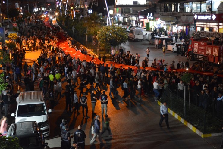 Şırnak'ta 300 metrelik Türk bayrağıyla fener alayı düzenlendi