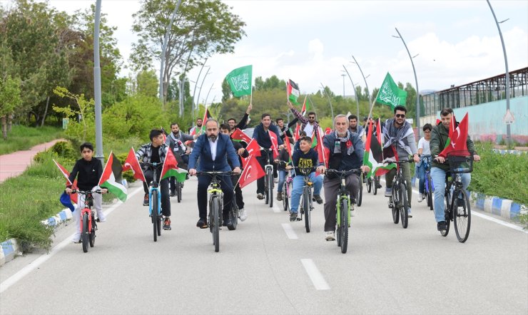 Van'da akademisyen ve öğrenciler İsrail'in saldırılarını protesto etmek için pedal çevirdi