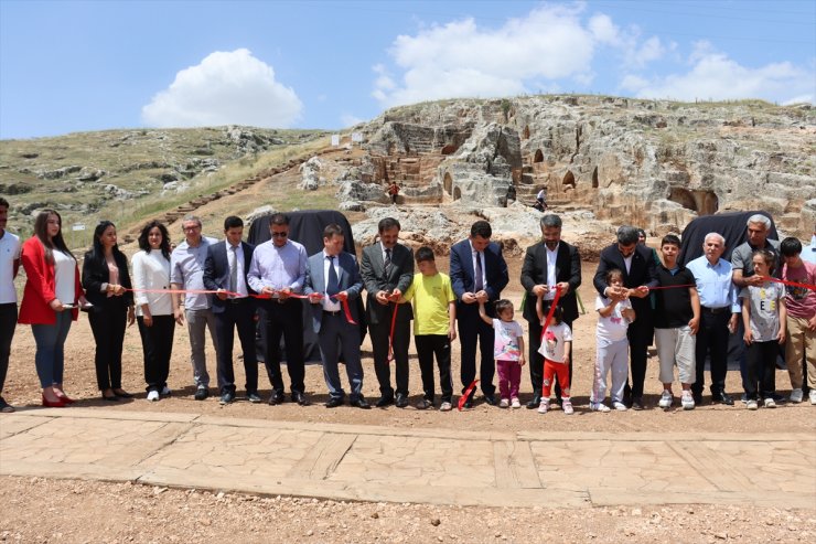 Adıyaman'da restorasyonu tamamlanan tokalaşma anıtı ve yazıt sergilenmeye başlandı