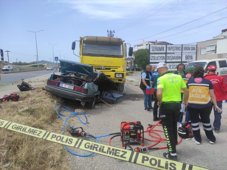 Balıkesir'de sürücüsü köpeğe vurmamak için manevra yapan otomobilin kamyona çarptığı kazada 3 kişi öldü